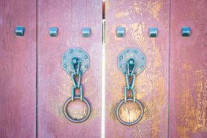 ¿Qué es mejor una manivela de porcelana, de latón o con swarovski para las puertas?